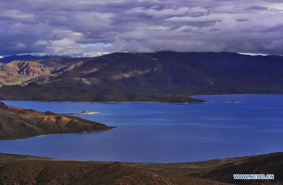 Le lac tibétain Yamzho Yumco,vu du ciel