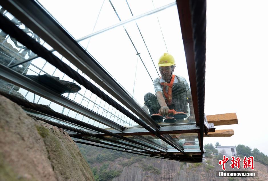 Construction du premier pont suspendu en verre