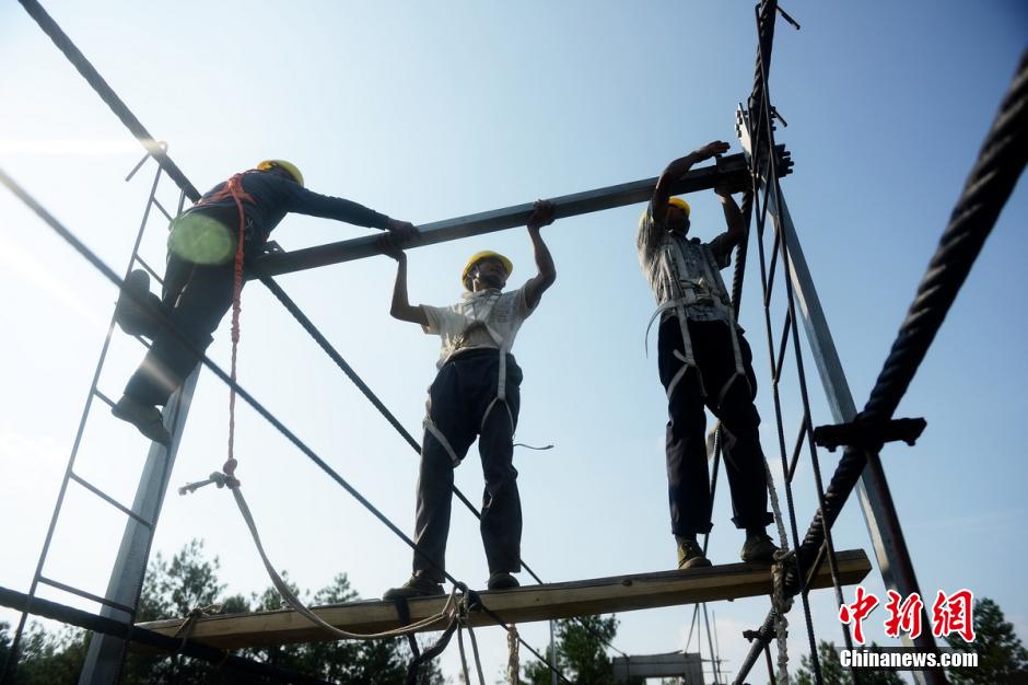Construction du premier pont suspendu en verre