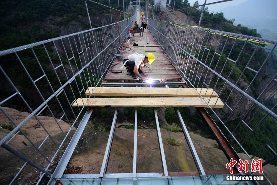 Construction du premier pont suspendu en verre