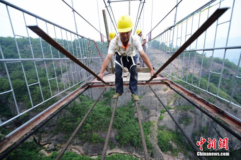 Construction du premier pont suspendu en verre
