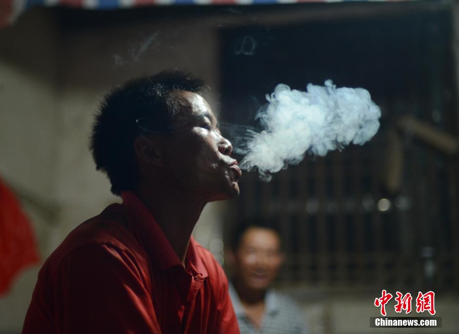 Construction du premier pont suspendu en verre