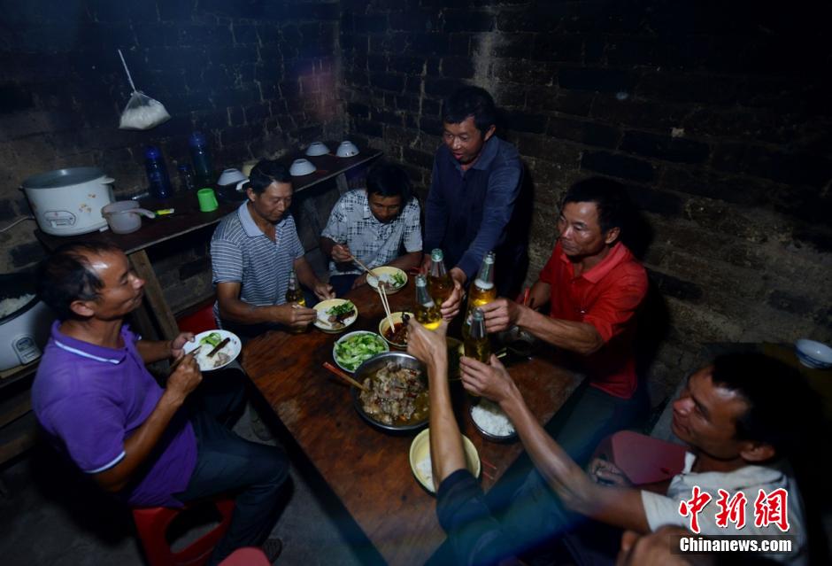 Construction du premier pont suspendu en verre