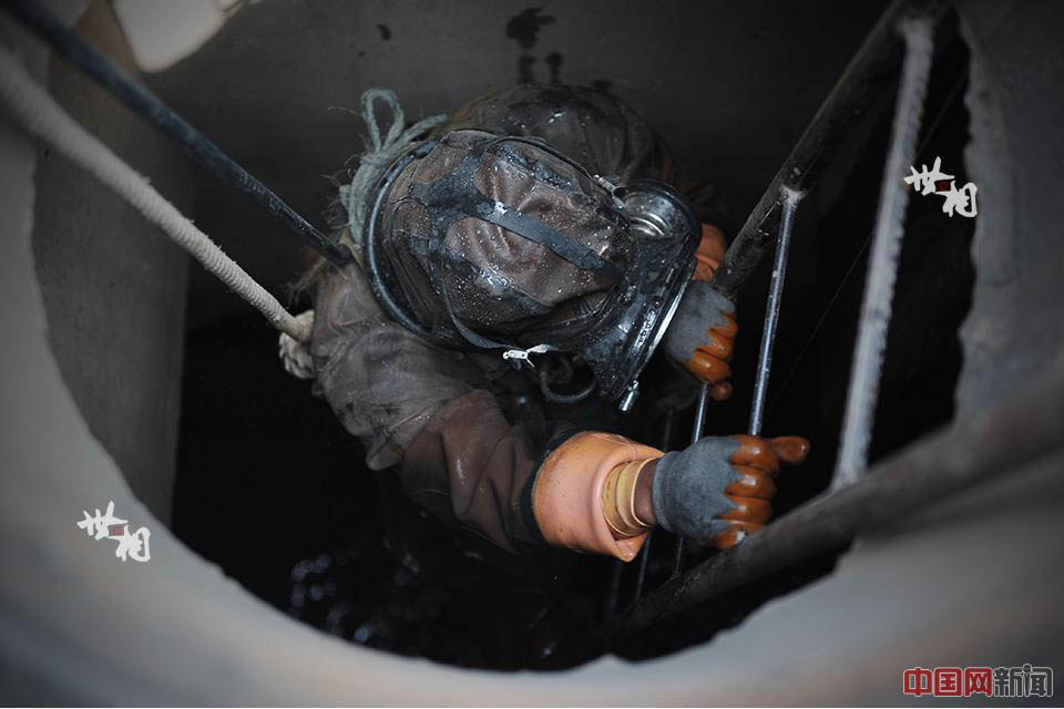 Ces hommes-grenouilles qui nettoient les canalisations de Shanghai