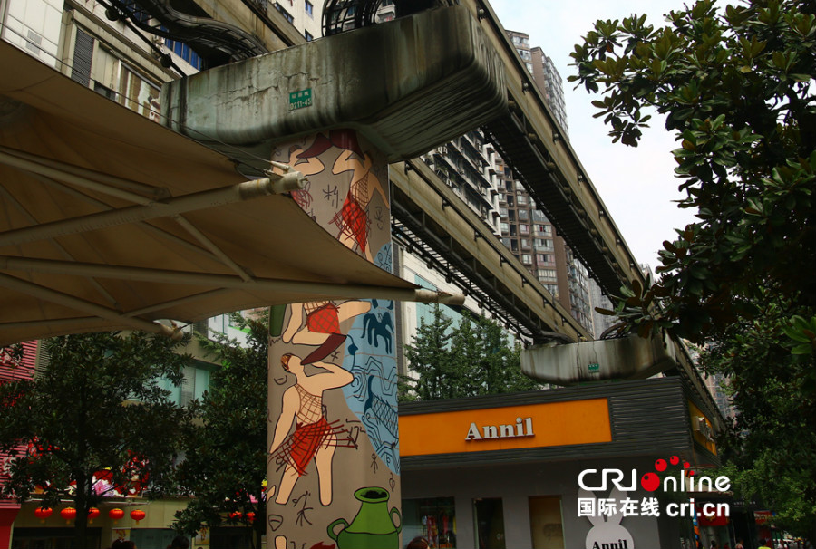 Les piliers du métro de Chongqing deviennent des ?uvres d'art 