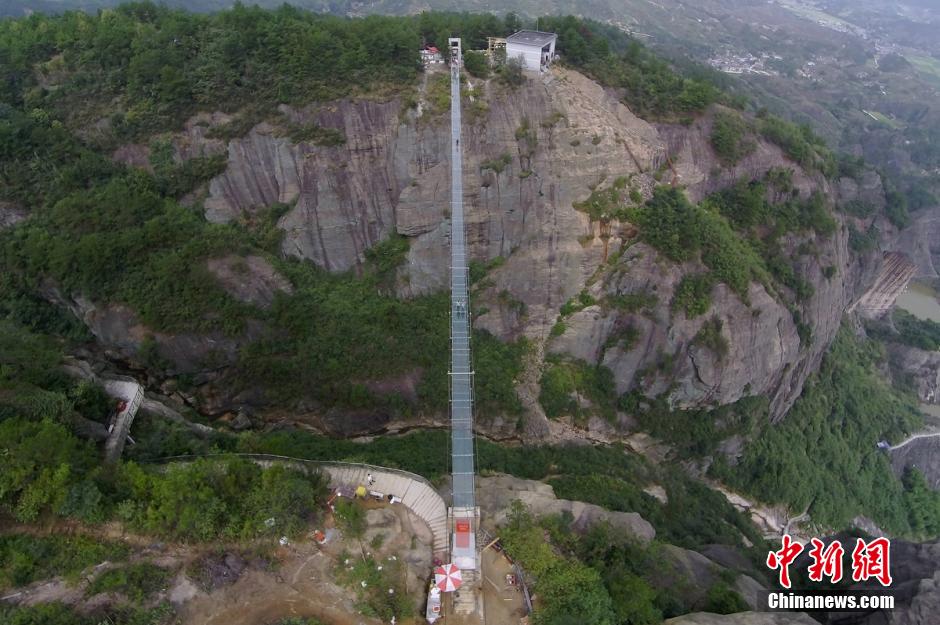 Hunan : ouverture au public d'un pont en verre de 300 mètres de long