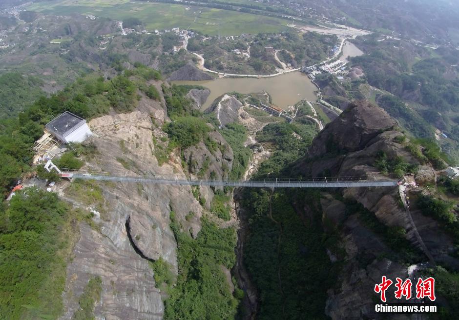 Hunan : ouverture au public d'un pont en verre de 300 mètres de long