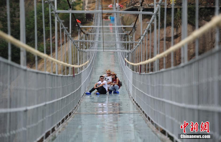 Hunan : ouverture au public d'un pont en verre de 300 mètres de long