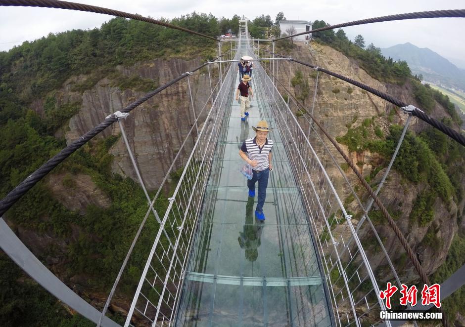 Hunan : ouverture au public d'un pont en verre de 300 mètres de long