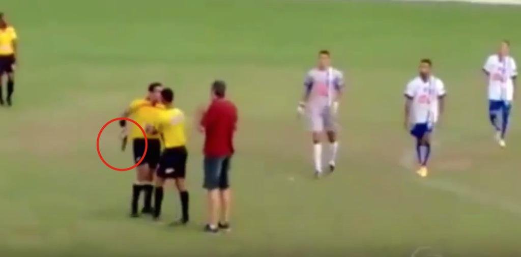 Brésil : un arbitre sort un pistolet en plein match