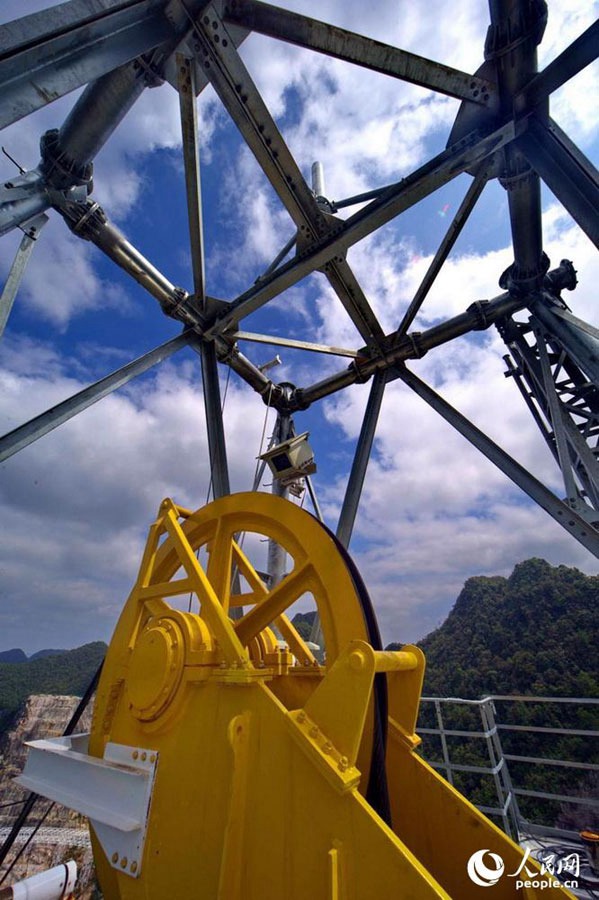 Nouvelles photos du plus grand radiotélescope du monde en construction en Chine