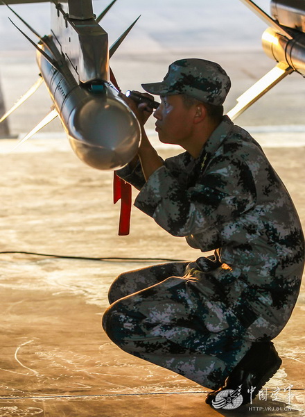 Des chasseurs J-10 ravitaillent en plein vol