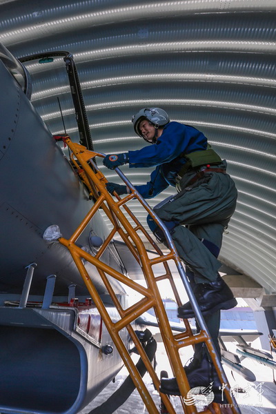Des chasseurs J-10 ravitaillent en plein vol