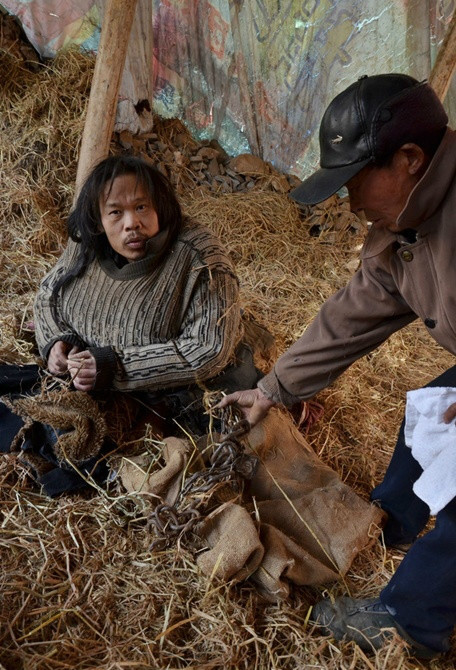 Un malade mental qui avait tué son père est resté enfermé 24 ans dans une cage