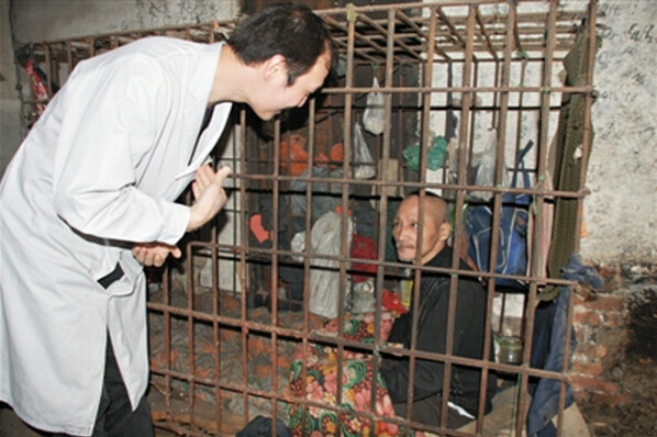 Un malade mental qui avait tué son père est resté enfermé 24 ans dans une cage