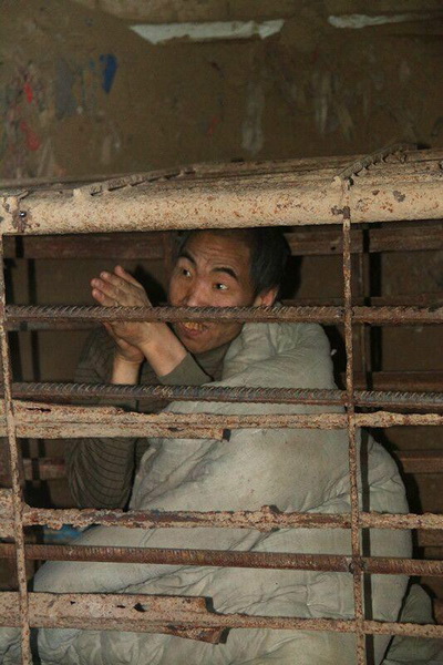 Un malade mental qui avait tué son père est resté enfermé 24 ans dans une cage