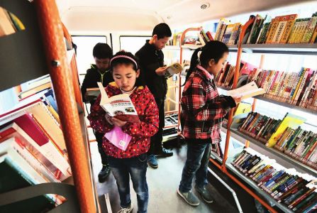 Des ? bibliothèques mobiles ? pour promouvoir le développement culturel au Sichuan