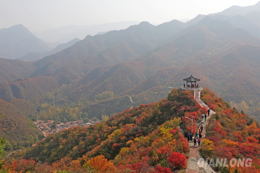 Les feuilles rouges embellissent l'ouest de Beijing