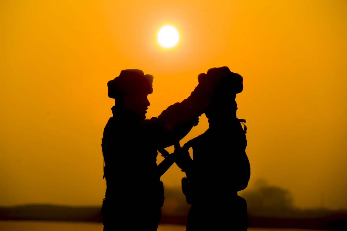 17 degrés en dessous de zéro ! Les gardes-frontière chinois protègent leur pays à Heihe