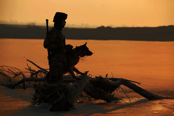 17 degrés en dessous de zéro ! Les gardes-frontière chinois protègent leur pays à Heihe