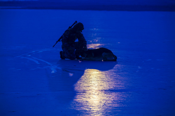 17 degrés en dessous de zéro ! Les gardes-frontière chinois protègent leur pays à Heihe
