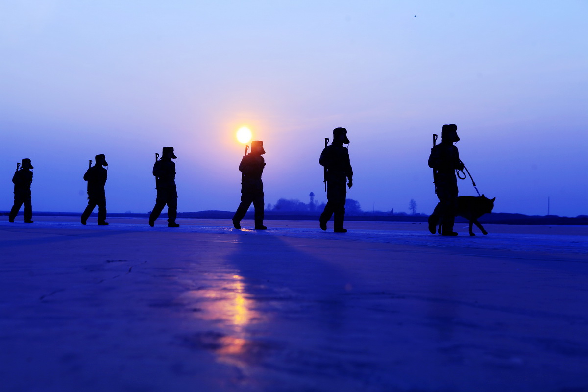 17 degrés en dessous de zéro ! Les gardes-frontière chinois protègent leur pays à Heihe