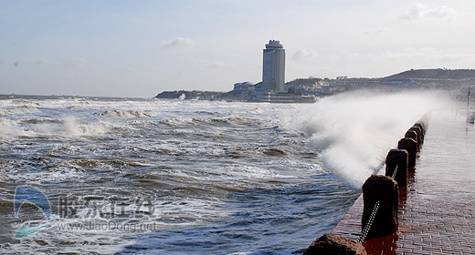 D'énormes vagues déferlent sur Yantai