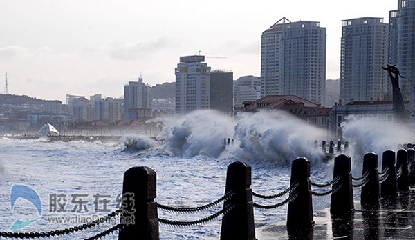 D'énormes vagues déferlent sur Yantai