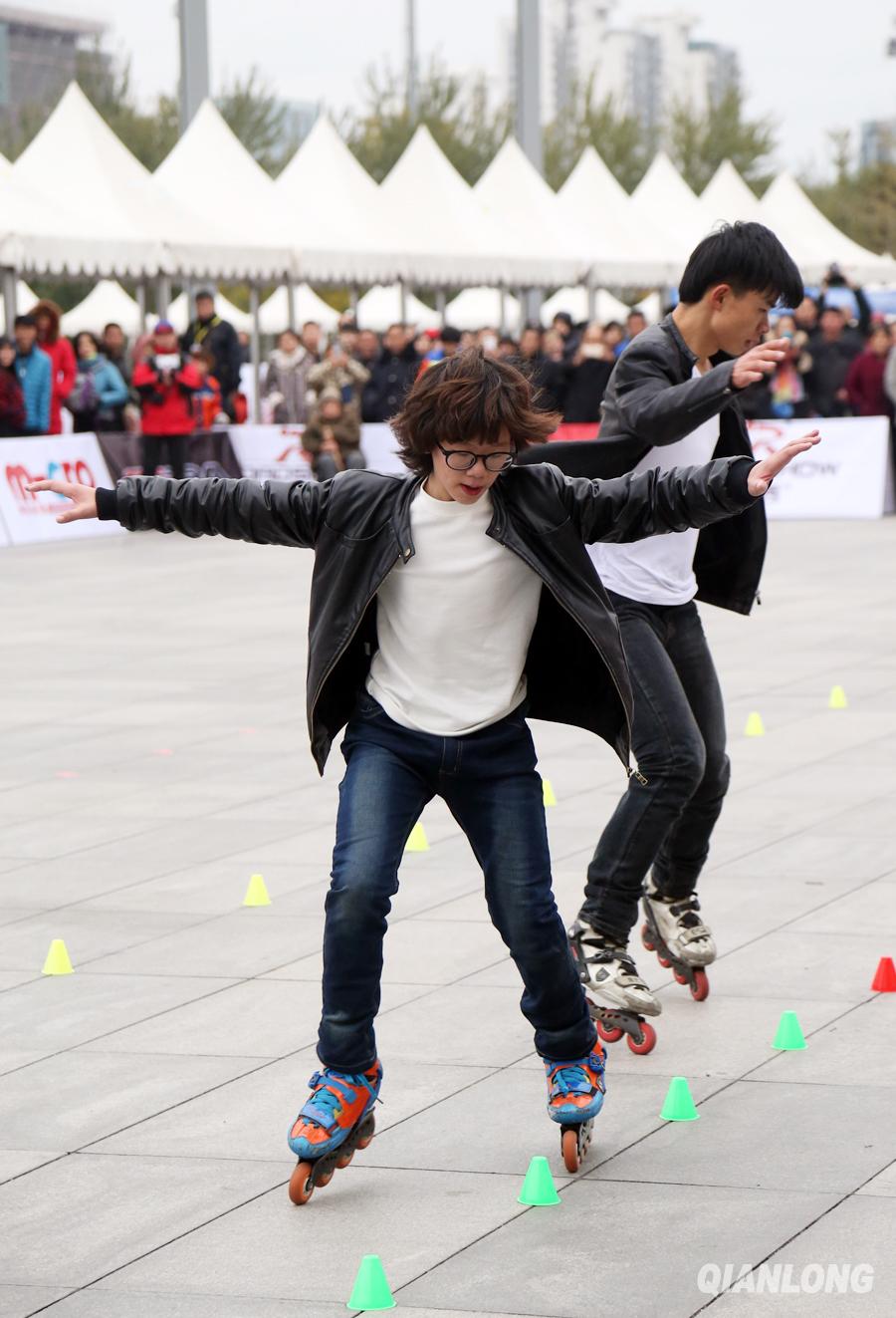 Ouverture du 3e festival du roller dans le parc olympique de Beijing