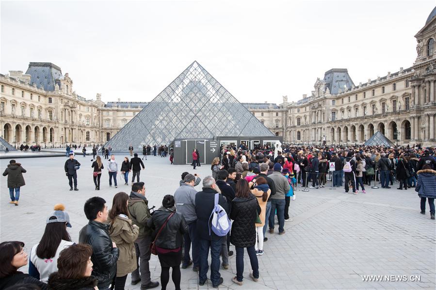 La Tour Eiffel et le Musée du Louvre réouvrent à Paris