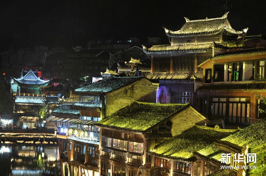 Photos : la scène nocturne du village antique de Fenghuang