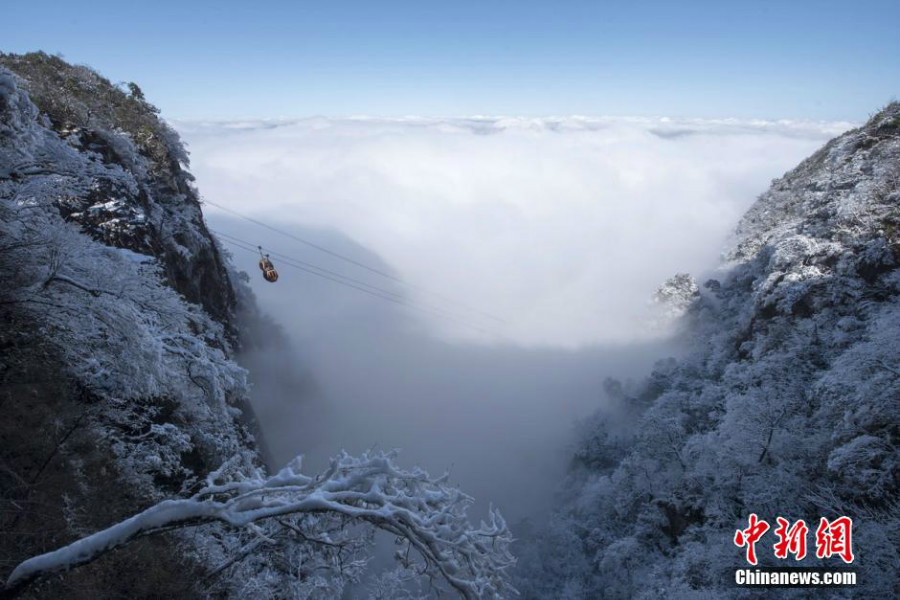 Belles photos : le mont Tianmen recouvert de neige