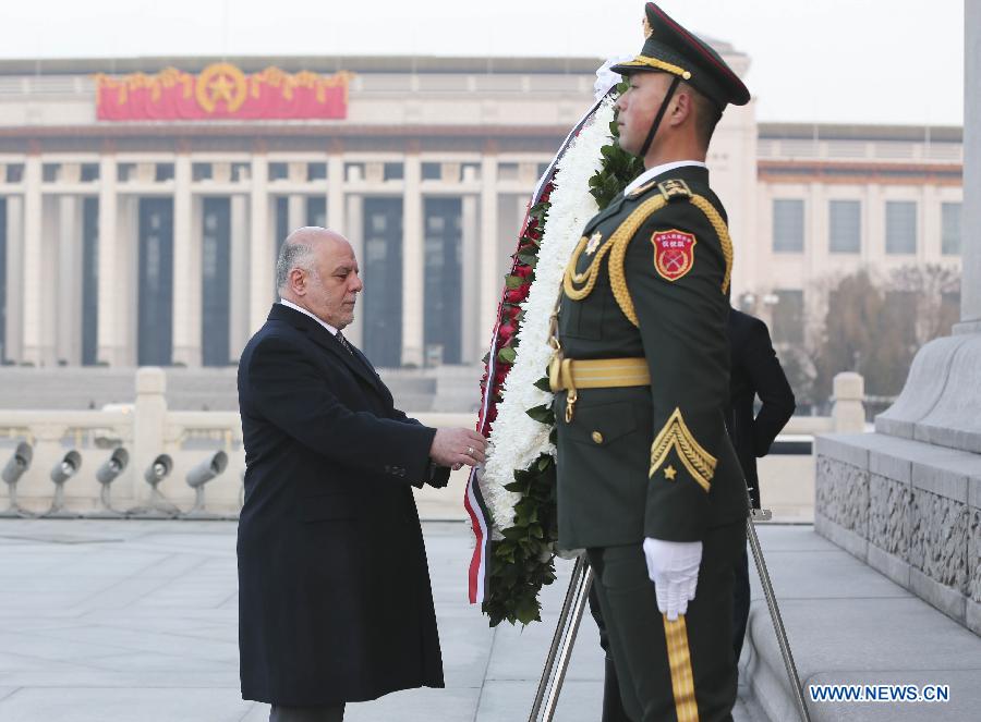 Le PM irakien devant la stèle commémorative des héros du peuple de la Chine