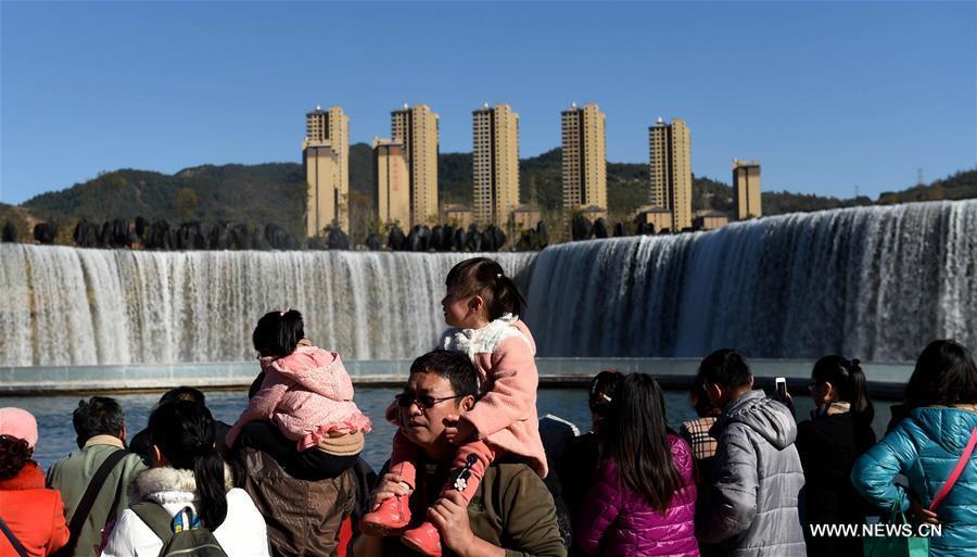 Ouverture d'un parc avec une cascade artificielle de 400 m de large à Kunming