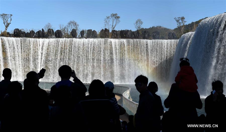 Ouverture d'un parc avec une cascade artificielle de 400 m de large à Kunming
