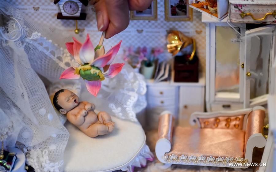 Une artiste de la sculpture en pate