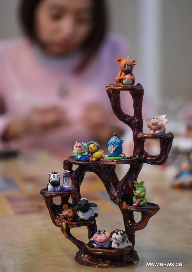 Une artiste de la sculpture en pate