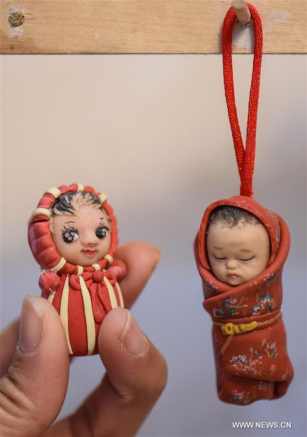 Une artiste de la sculpture en pate