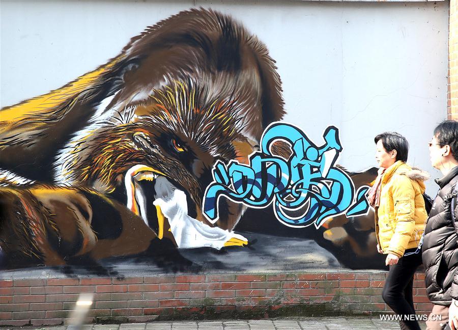 Un mur peint avec des graffitis à Shanghai