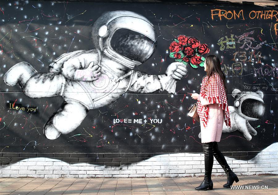 Un mur peint avec des graffitis à Shanghai