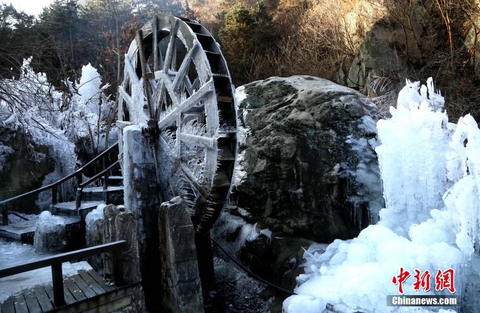 Magnifiques scènes de glace dans une vallée du Henan 