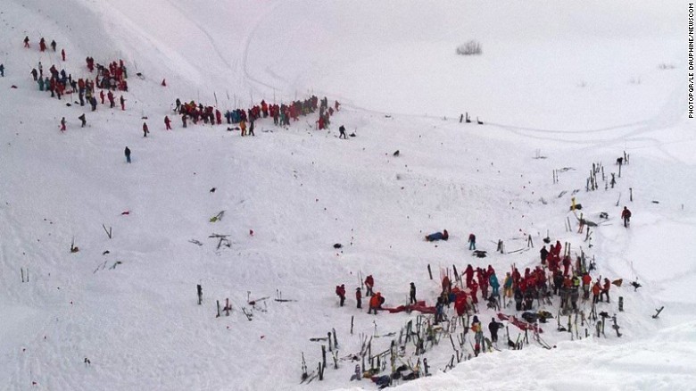 Une classe de lycéens ensevelie par une avalanche dans les Alpes fran?aises, au moins 3 morts