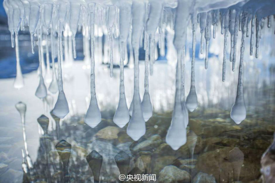 Entre calme et pureté sur les rives gelées du lac Sayram