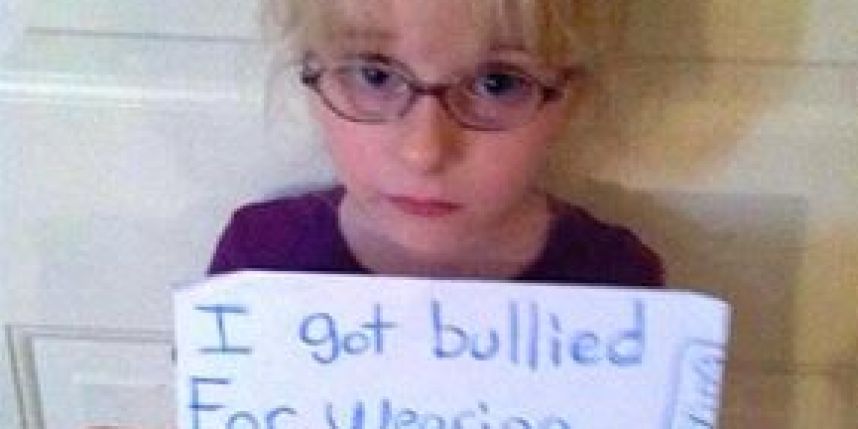 Moquée à cause de ses lunettes, une fillette re?oit le soutien de millions d'internautes 