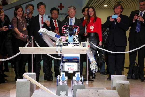 Forum économique de Davos : un robot lecteur du China Daily