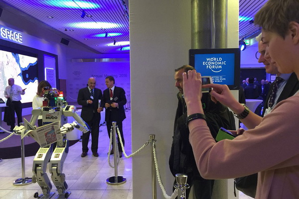 Forum économique de Davos : un robot lecteur du China Daily