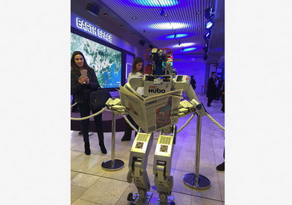 Forum économique de Davos : un robot lecteur du China Daily