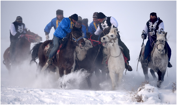 Bataille pour un mouton sous la neige dans le Xinjiang