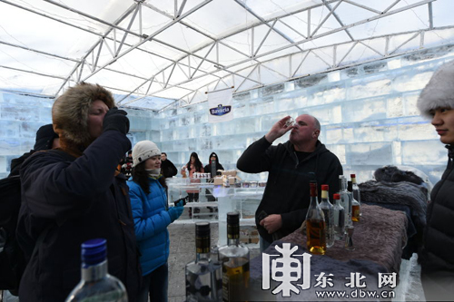 A table ! Venez déguster une fondue chinoise dans une maison de glace…