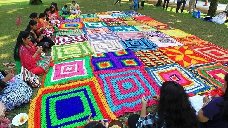 11 000 mètres carrés ! Voici la plus grande couverture tricotée du monde